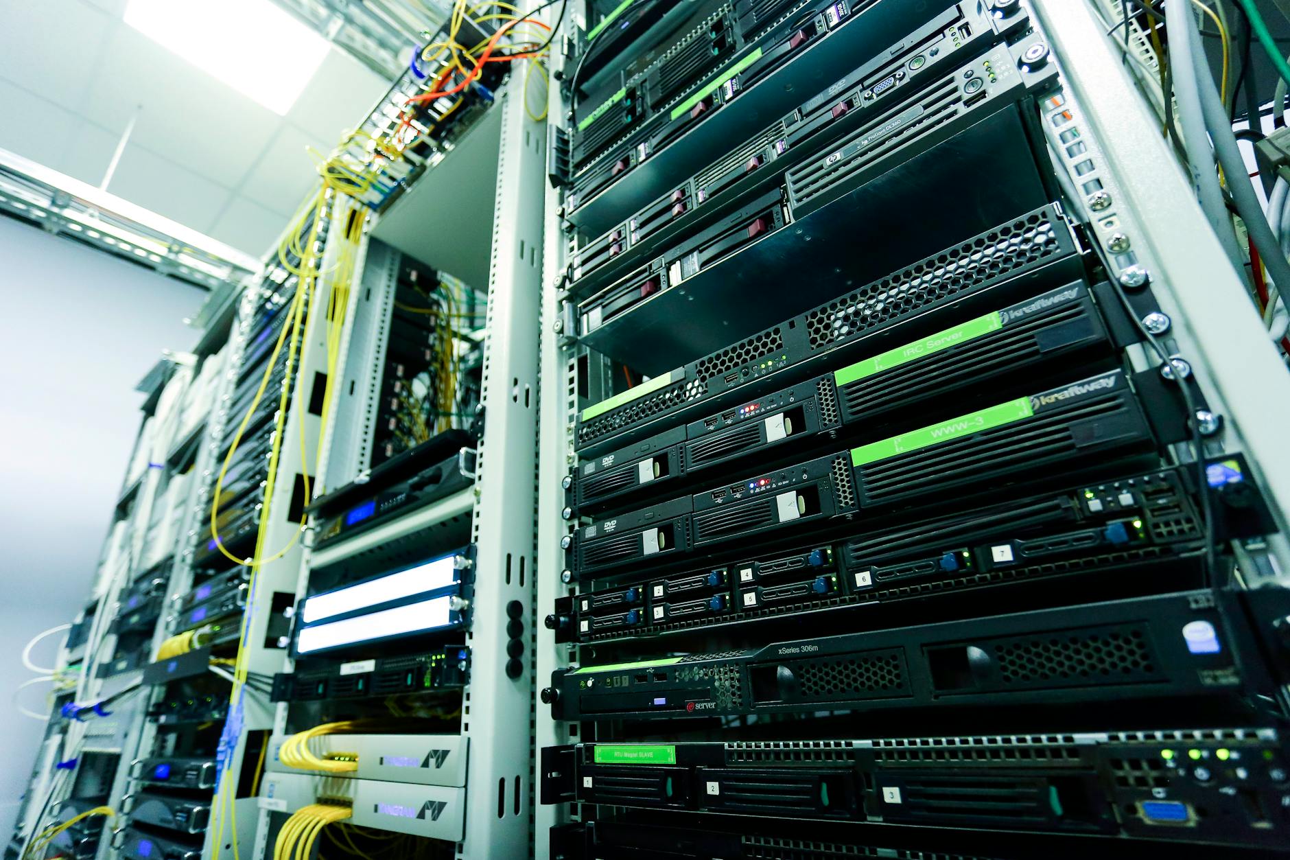 Kontrol Panelsiz (LEMP/LAMP Stack) Sunucu Yönetiminin Avantajları